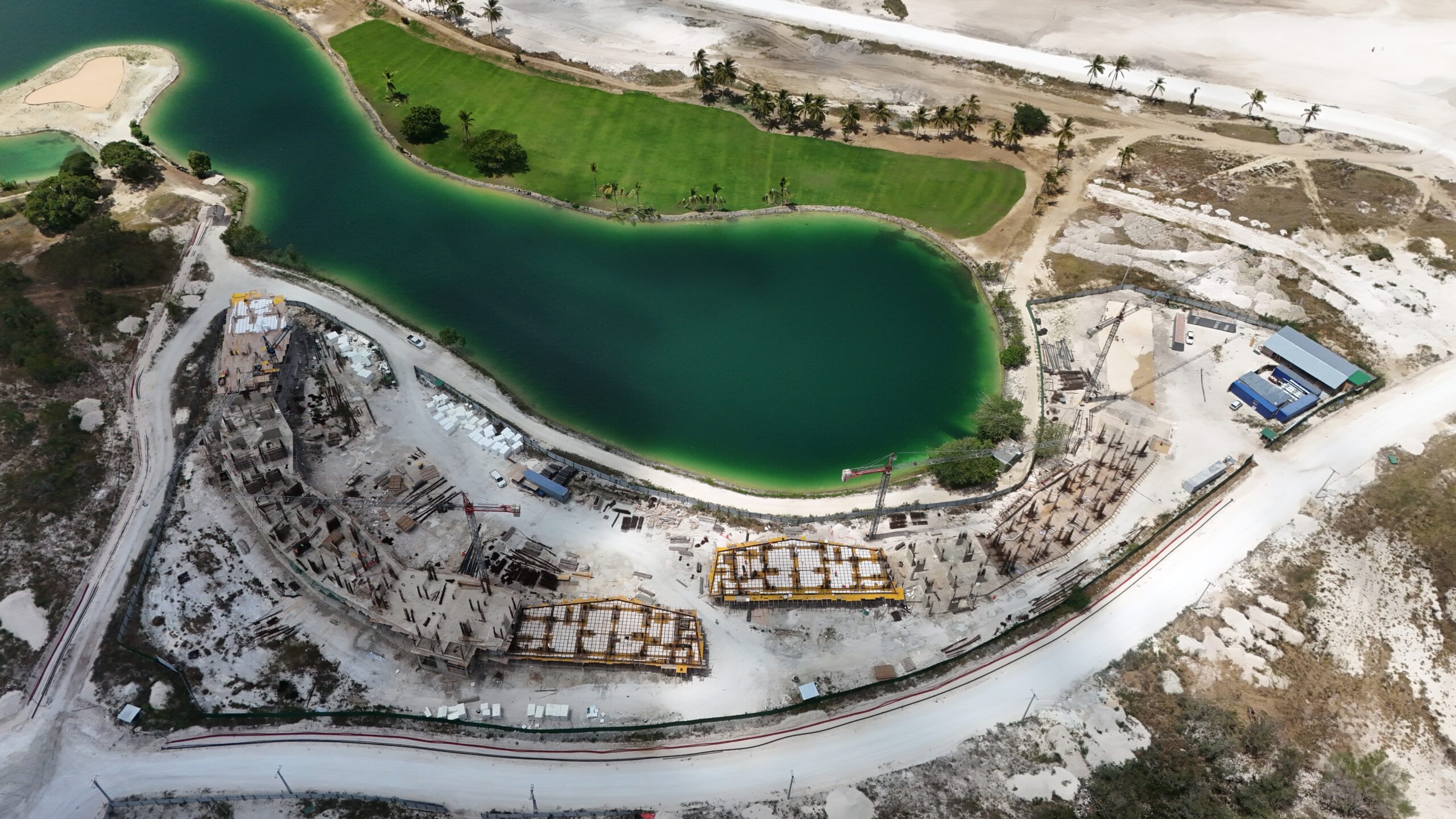 Construcción de Coral Golf Resort junto al lago y campo de golf en Cabeza de Toro, Punta Cana